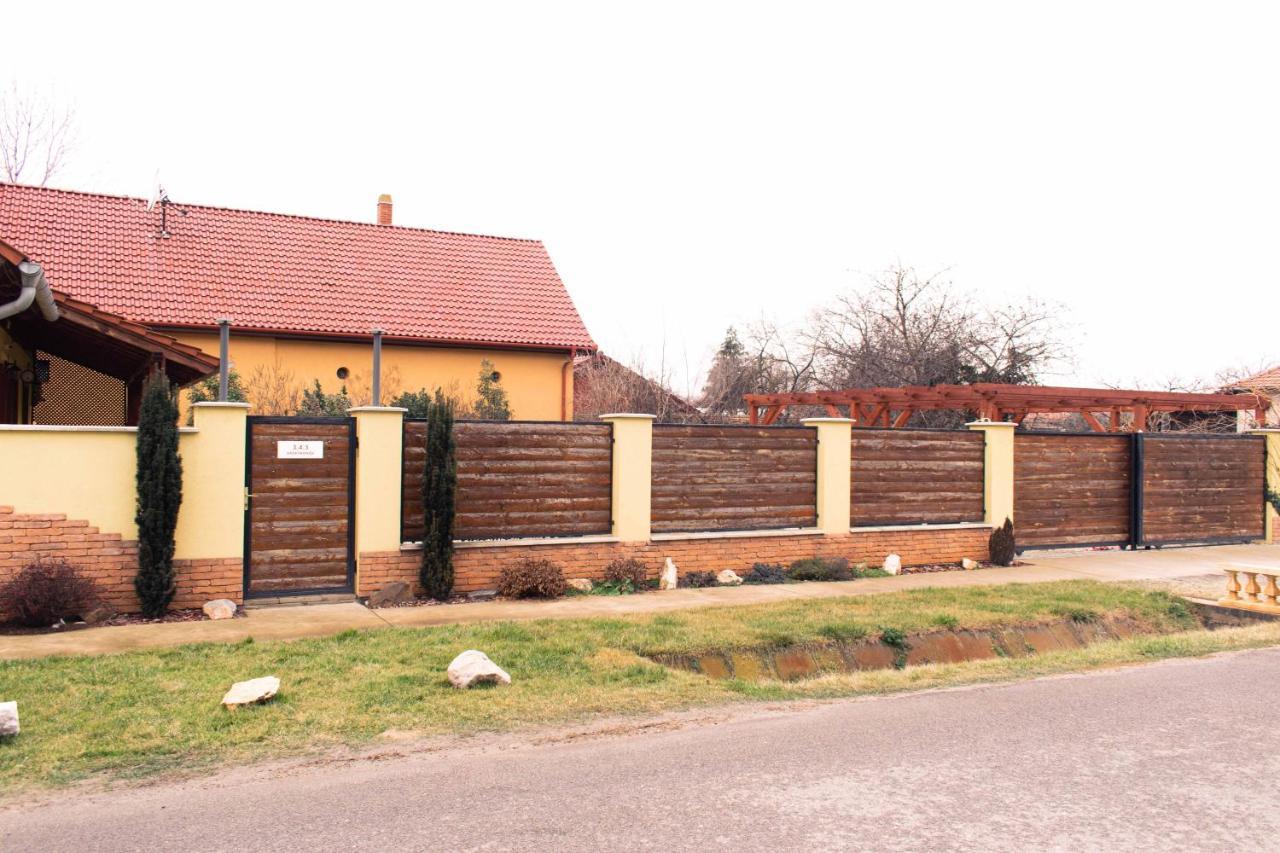 Borostyan Apartmanhaz Morahalom Bagian luar foto